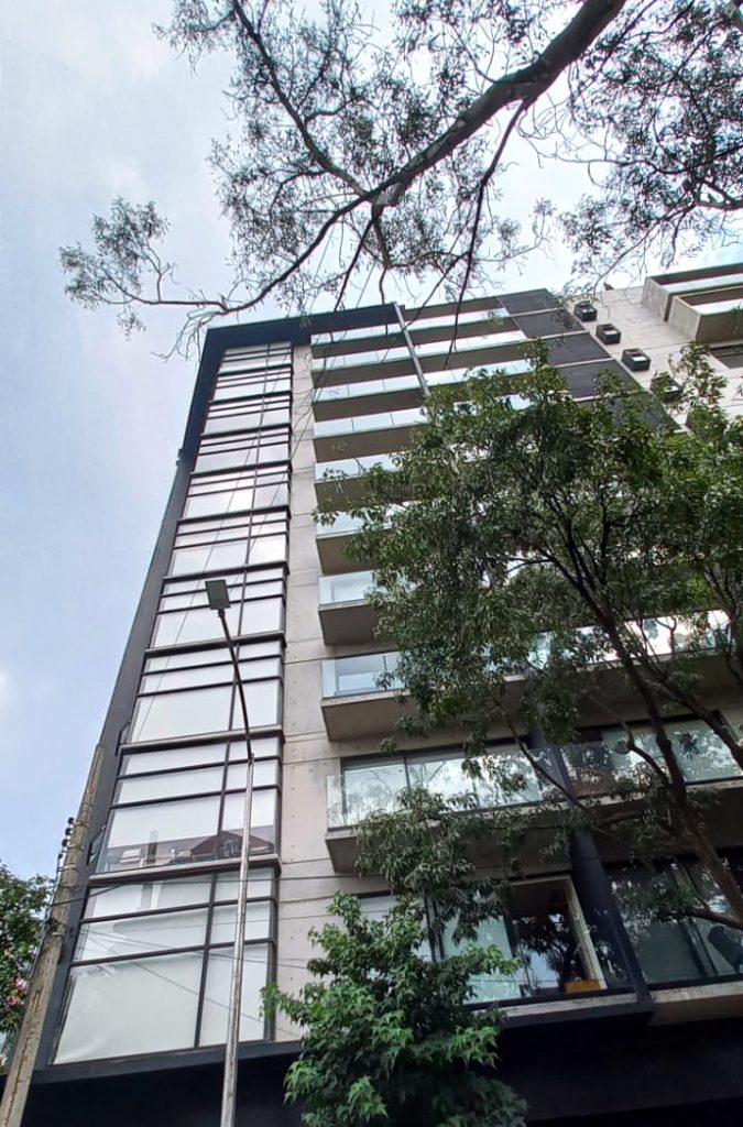 Edificio de departamentos vista de día con cielo despejado