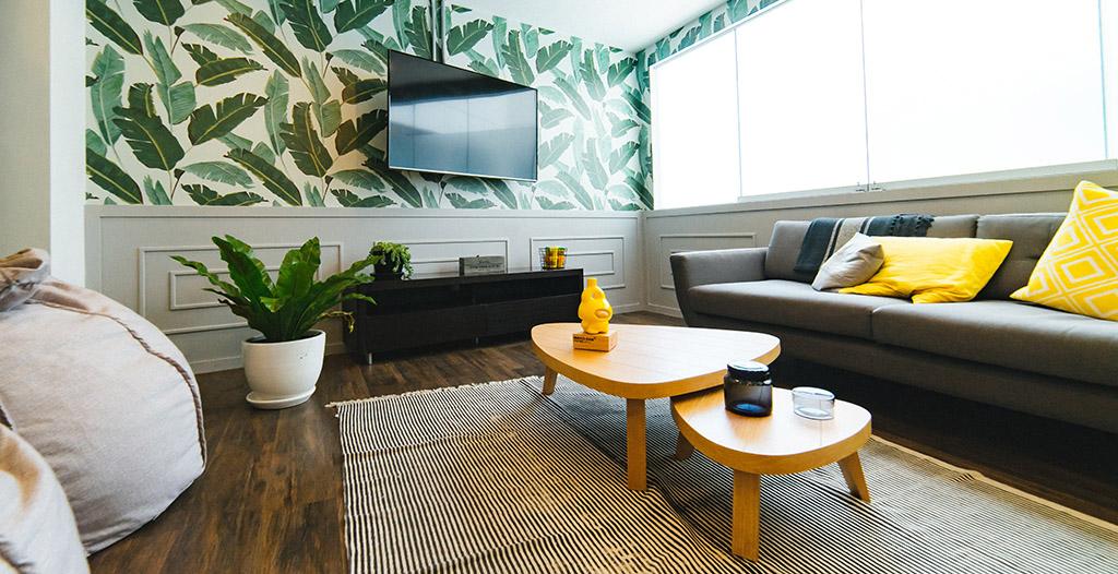 Sala de estar con ventanal, mesas de madera al centro